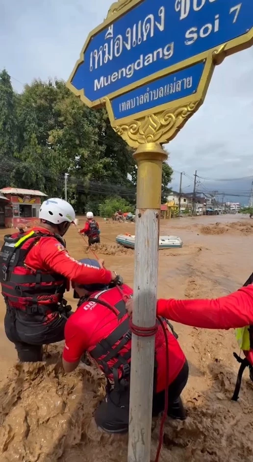 ช่วย 10 ชีวิต ติดบนหลังคานาน 3 วัน จนสำเร็จ (มีคลิป)