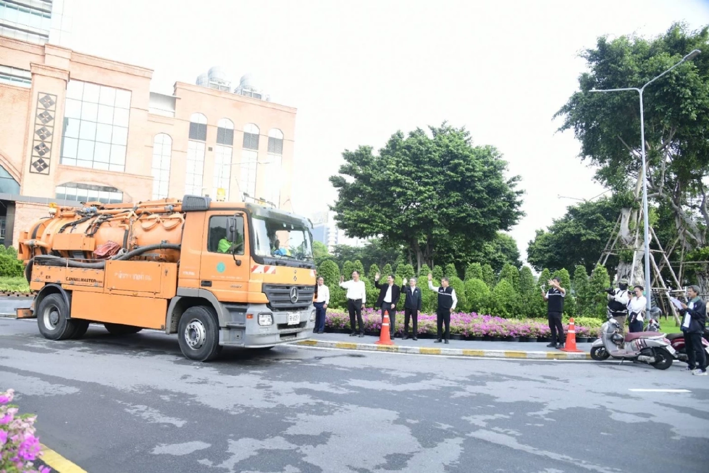 กทม. ส่งรถดูดโคลนเพิ่ม เร่งช่วยผู้ประสบภัยเชียงราย