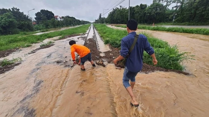 "น้ำท่วมรางรถไฟ" สายเหนือหยุดเดินรถแค่ "สถานีลำปาง"