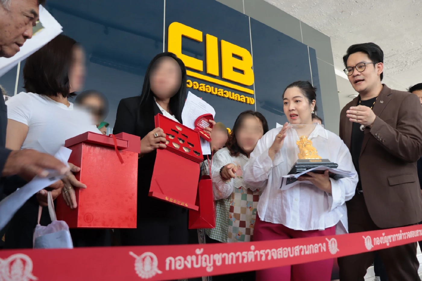 ผู้เสียหาย แห่แจ้งความ "แม่ตั๊ก-ป๋าเบียร์" เจ้าของห้างทอง ฉ้อโกงประชาชน