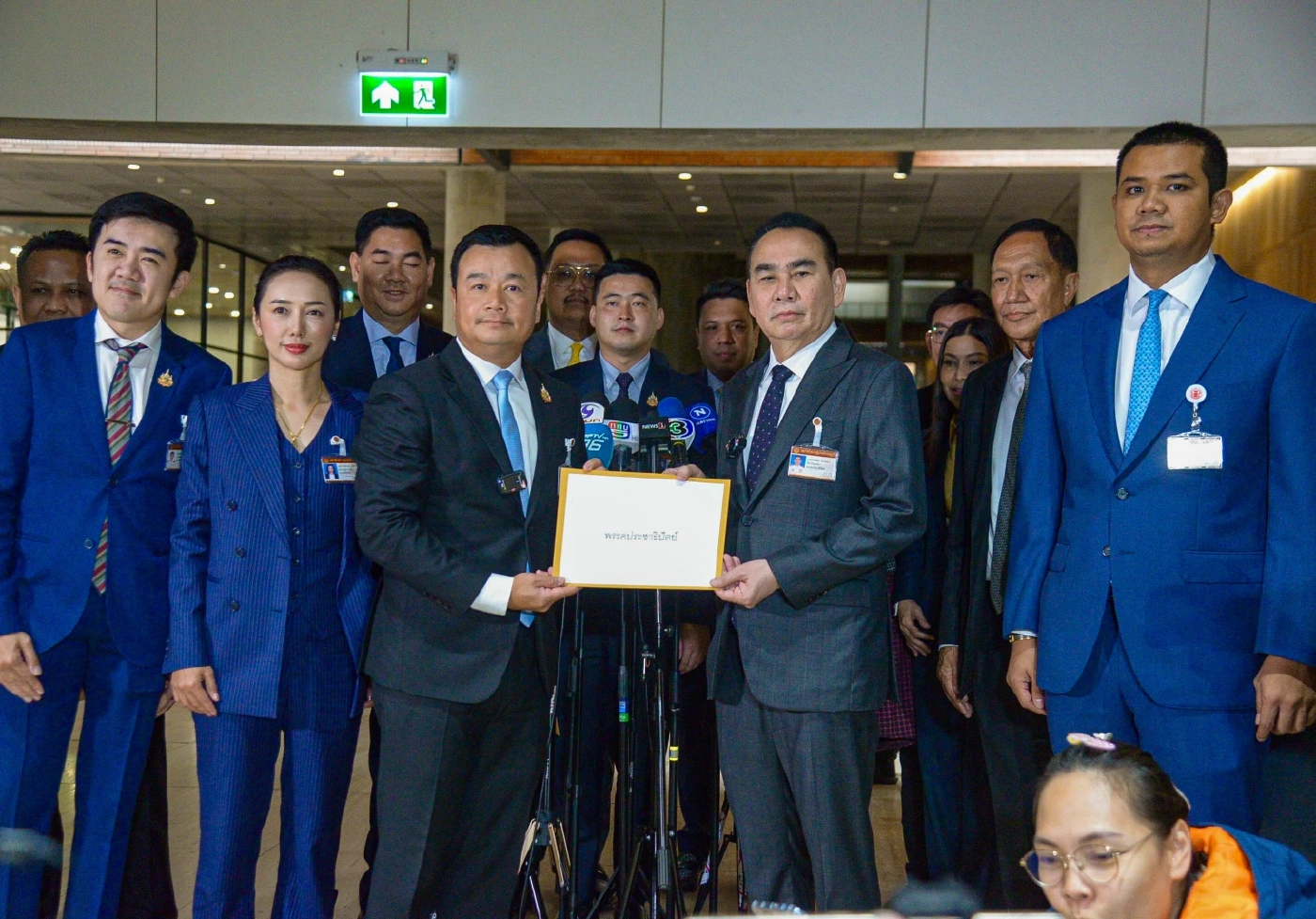 สรวงศ์ เทียนทอง เลขาธิการพรรคเพื่อไทย และนายเดชอิศม์ ขาวทอง เลขาธิการพรรคประชาธิปัตย์