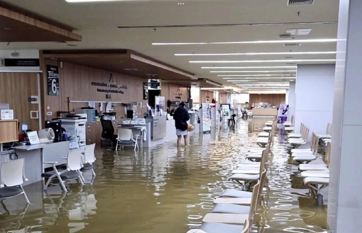 รพ.ลานนา 3 วิกฤต หลังน้ำคลองแม่ข่าทะลักเข้าท่วมชั้น 1 จมใต้น้ำ (มีคลิป)