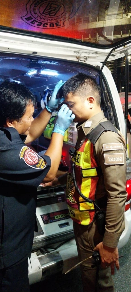 สาวทอม ขับรถชนดะ 8 คัน วิ่งถือปืนขู่สามล้อ ตบหน้าตำรวจ