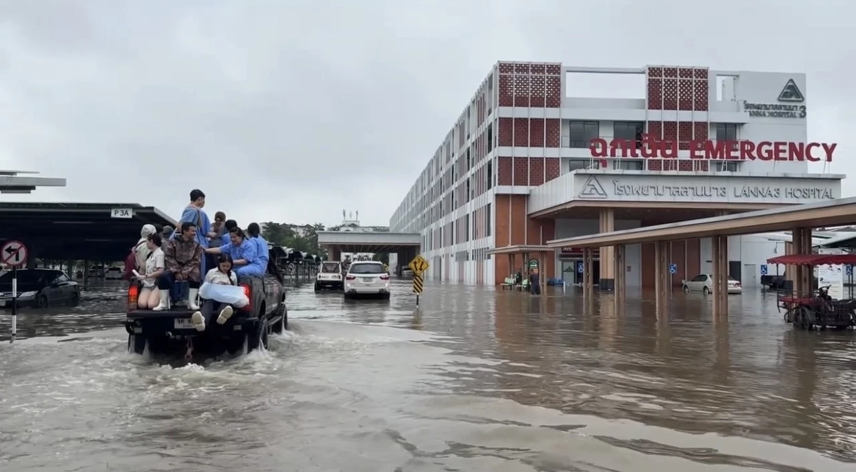รพ.ลานนา 3 วิกฤต หลังน้ำคลองแม่ข่าทะลักเข้าท่วมชั้น 1 จมใต้น้ำ (มีคลิป)