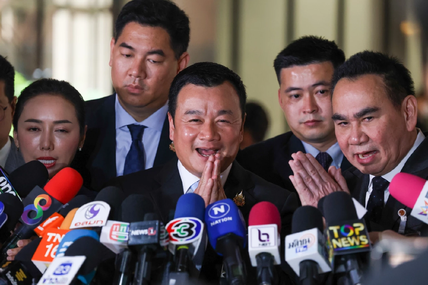 สรวงศ์ เทียนทอง เลขาธิการพรรคเพื่อไทย และนายเดชอิศม์ ขาวทอง เลขาธิการพรรคประชาธิปัตย์