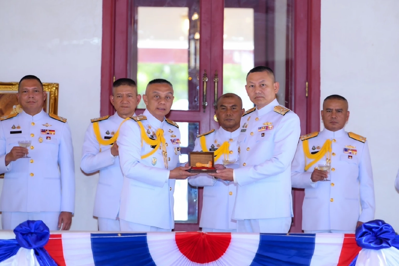 “บิ๊กดุง” น้ำตานอง ส่งมอบตำแหน่ง ผบ.ทร. ให้ “บิ๊กแมว”