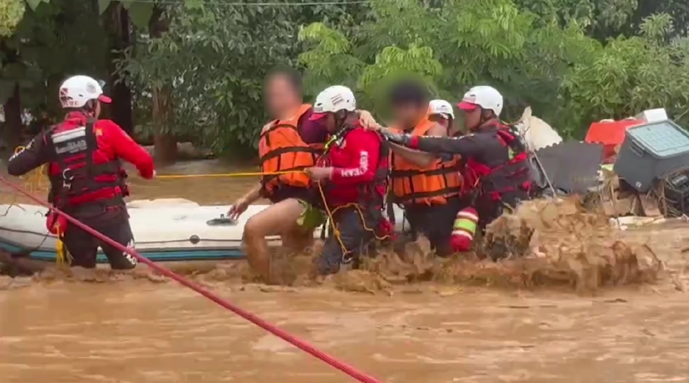 ช่วย 10 ชีวิต ติดบนหลังคานาน 3 วัน จนสำเร็จ (มีคลิป)