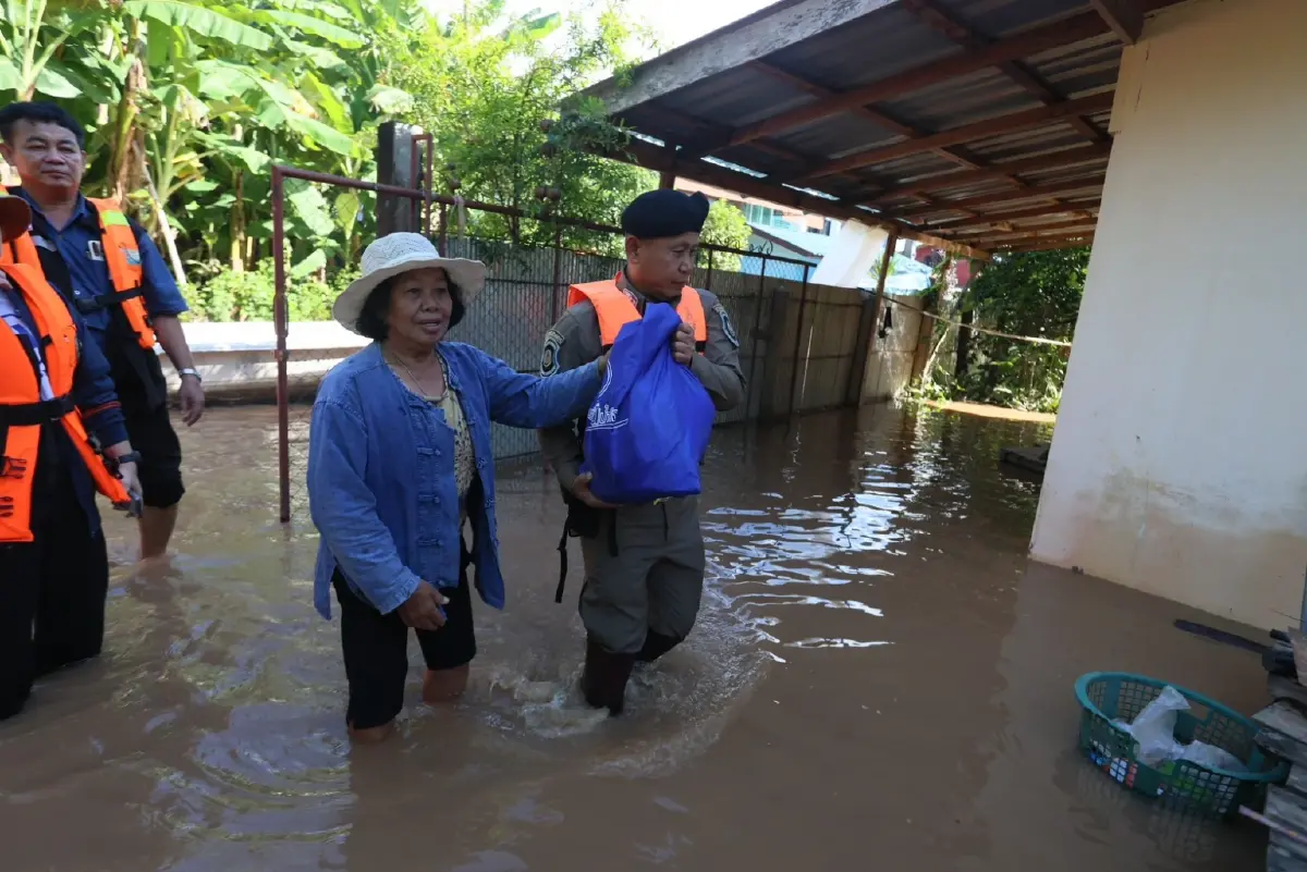 "เนชั่นปันน้ำใจ" ลุยเมืองแพร่ มอบถุงยังชีพ ช่วยผู้ประสบภัยน้ำท่วมในตำบลแม่ยม