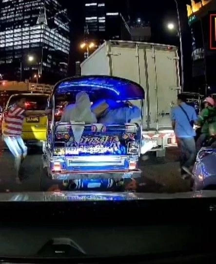 สาวทอม ขับรถชนดะ 8 คัน วิ่งถือปืนขู่สามล้อ ตบหน้าตำรวจ