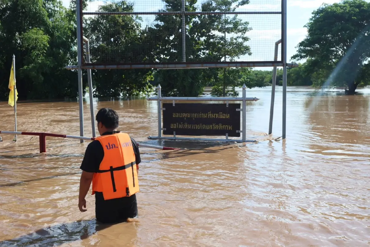 "เนชั่นปันน้ำใจ" ลุยเมืองแพร่ มอบถุงยังชีพ ช่วยผู้ประสบภัยน้ำท่วมในตำบลแม่ยม