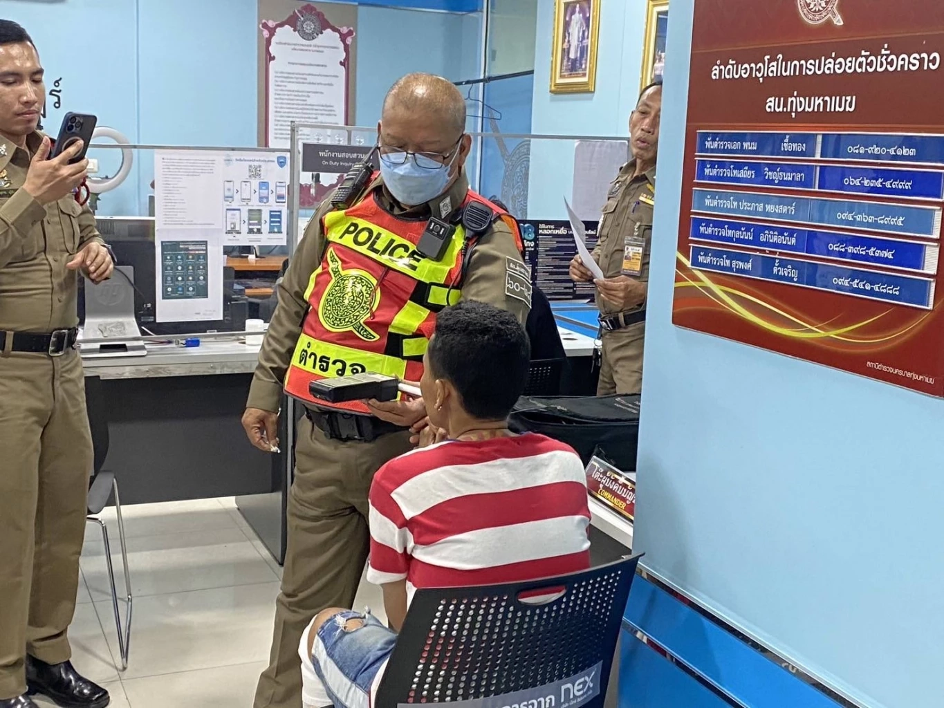 สาวทอม ขับรถชนดะ 8 คัน วิ่งถือปืนขู่สามล้อ ตบหน้าตำรวจ