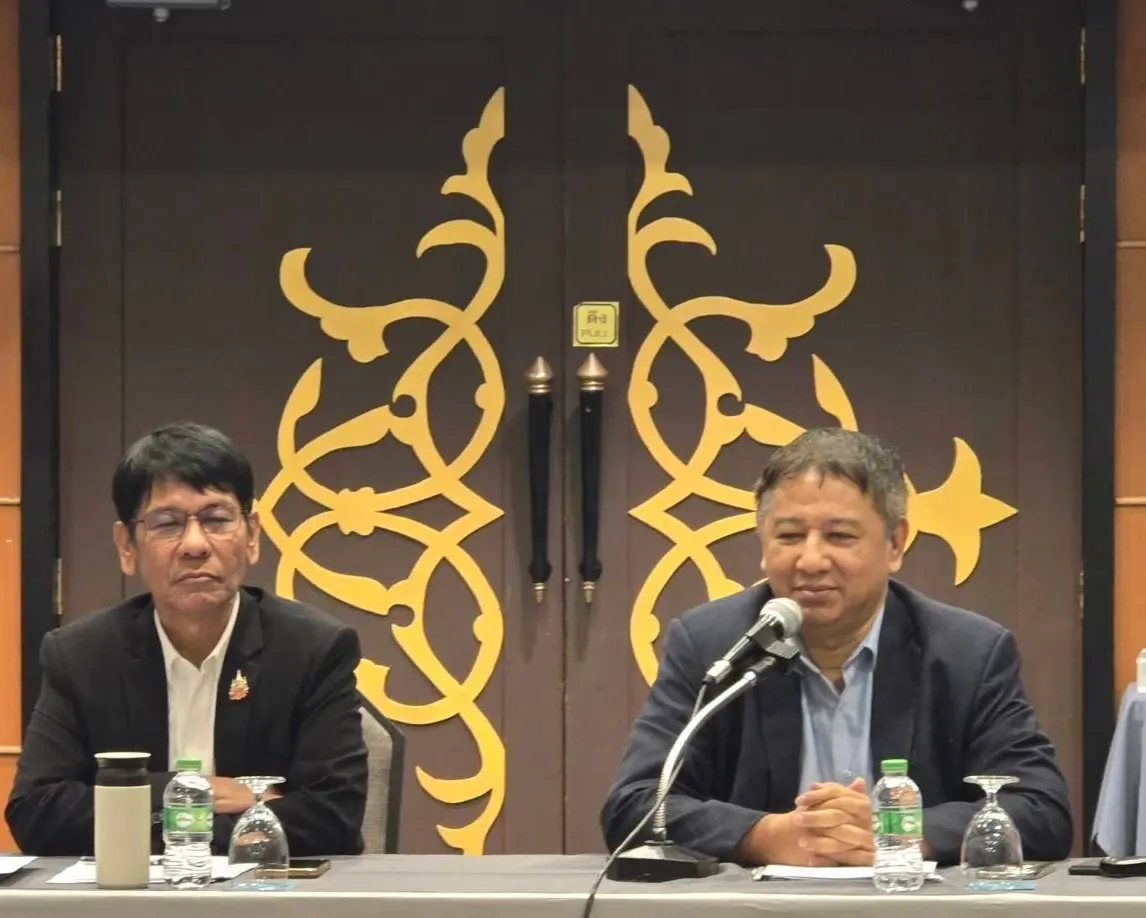 "นายชวรงค์ ลิมป์ปัทมปาณี" ประธานสภาการสื่อมวลชนแห่งชาติ  (ขวามือ) รับฟังความคิดเห็น "การยกร่างนิยามศัพท์สื่อสารมวลชน"