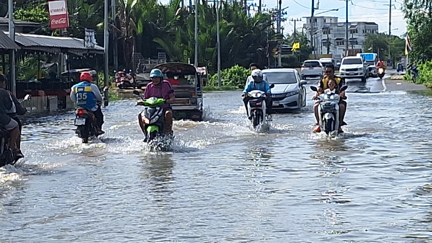 คนปากน้ำอ่วม! น้ำทะเลหนุนท่วมสมุทรปราการ ถนนหลายสายเป็นคลองในพริบตา
