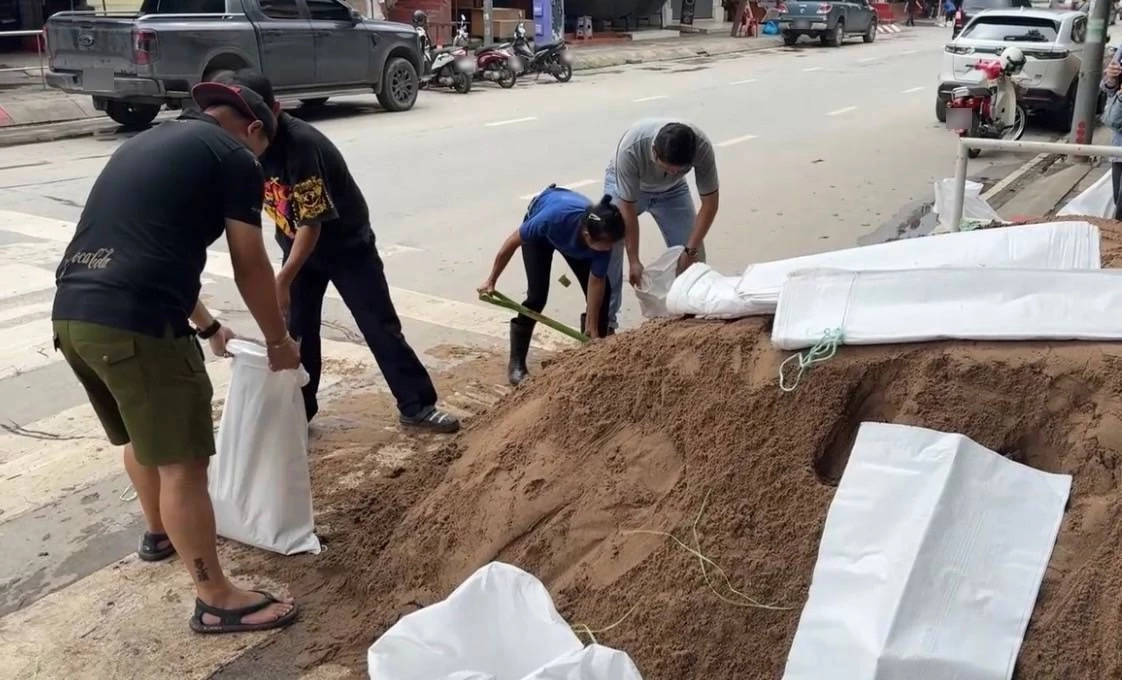 7 โซนเมืองเชียงใหม่ เร่งทำกระสอบทราย เตรียมรับมือ "น้ำปิง" ล้นตลิ่ง