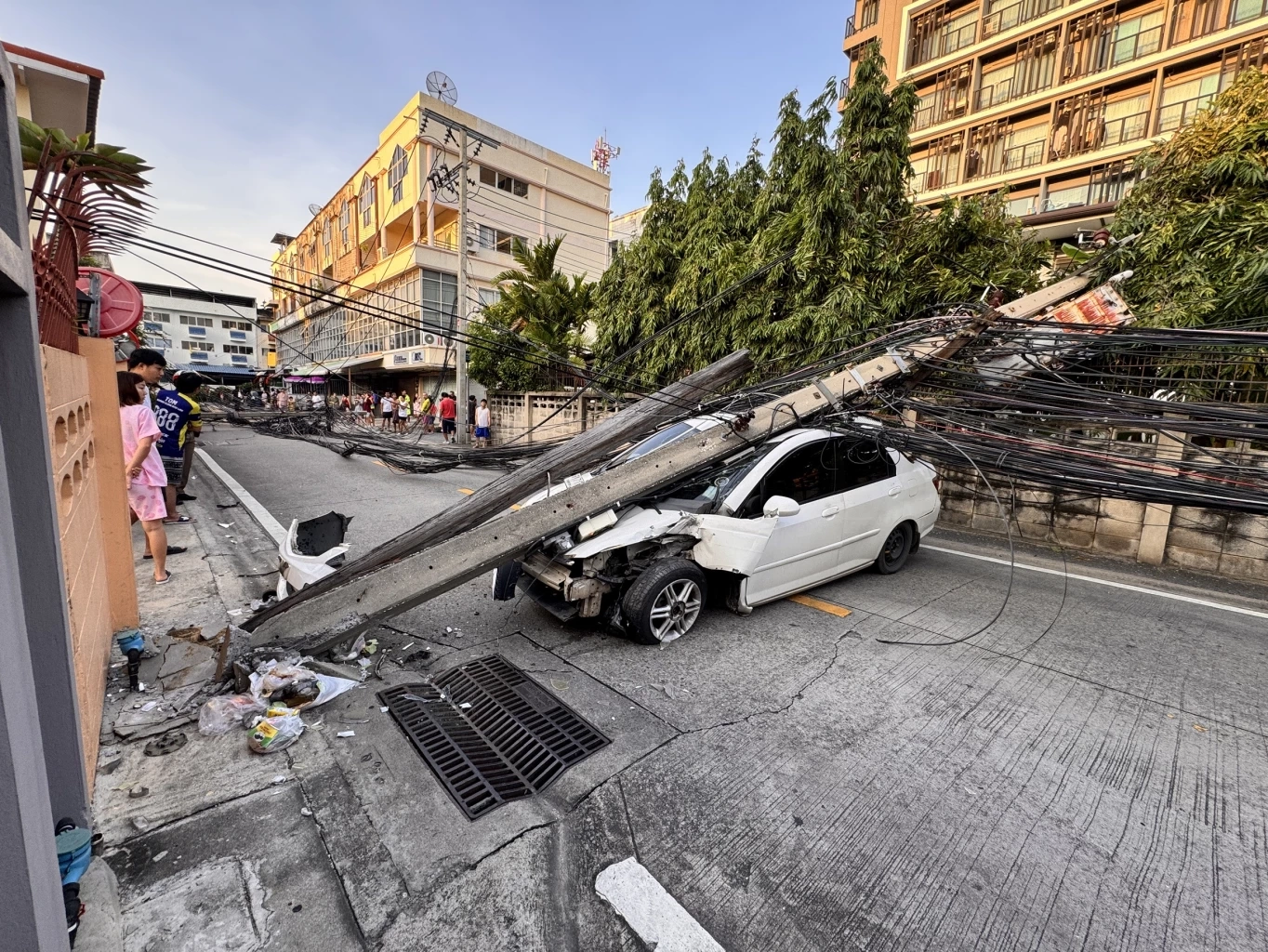 หนุ่มซิ่งเก๋งเสียหลักชนเสาไฟฟ้าย่านลาดพร้าว ตูมเดียวหักโค่น 12 ต้น