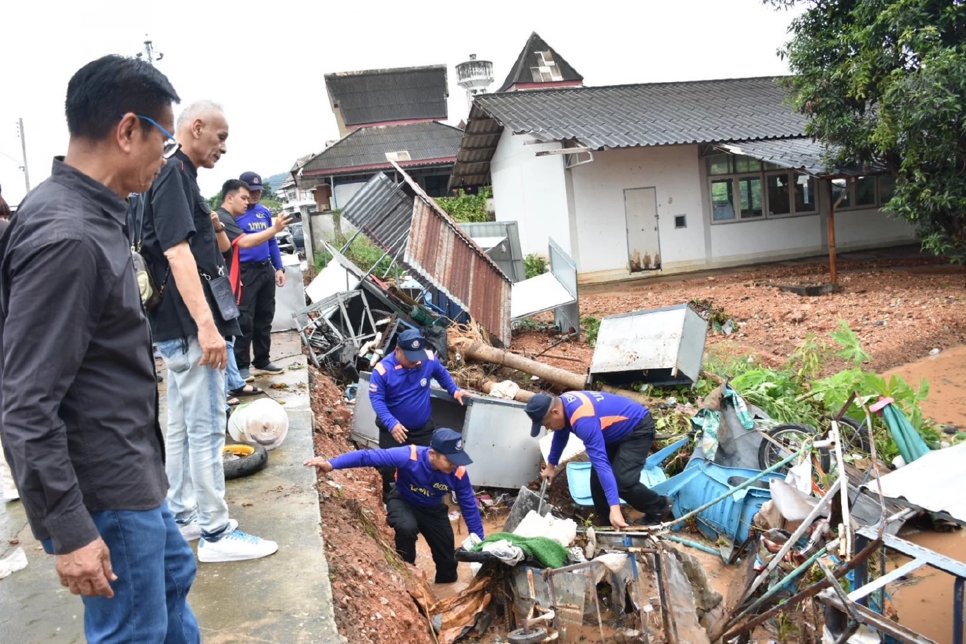 ส่ง “กำลังพล-ยุทธปกรณ์” เร่งช่วยเหลือชาวอุทัยธานี โดนน้ำท่วมฉับพลัน