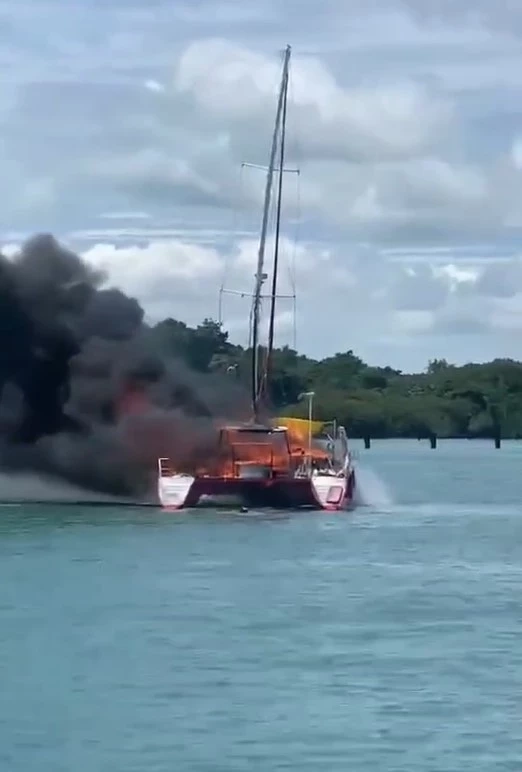 ระทึก เรือใบระเบิด ไฟลุกท่วม นทท. 22 ชีวิต รอดหวุดหวิด