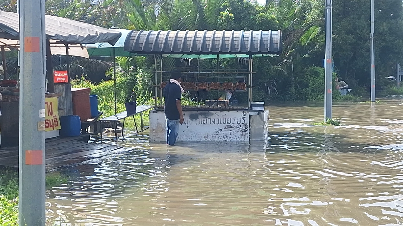 คนปากน้ำอ่วม! น้ำทะเลหนุนท่วมสมุทรปราการ ถนนหลายสายเป็นคลองในพริบตา