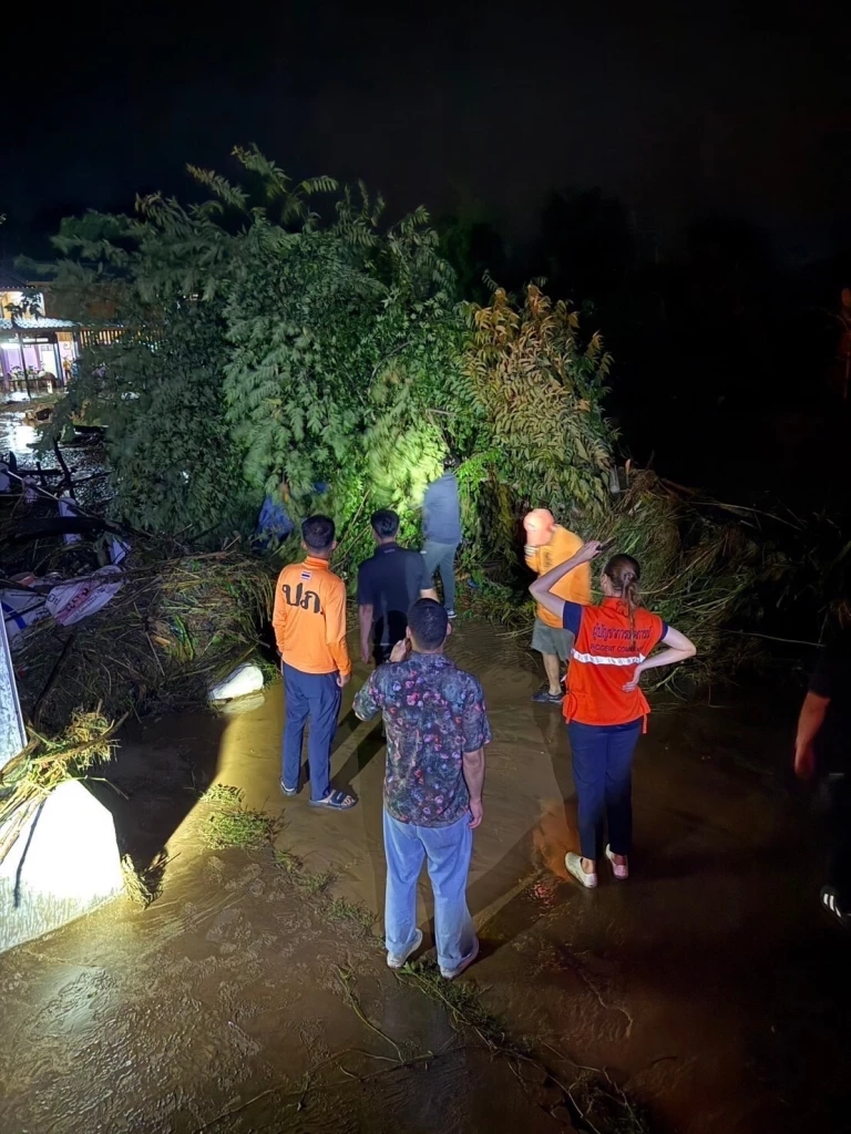 ส่ง “กำลังพล-ยุทธปกรณ์” เร่งช่วยเหลือชาวอุทัยธานี โดนน้ำท่วมฉับพลัน