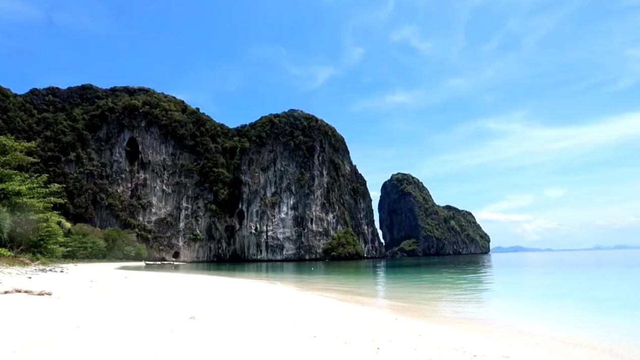 พาชมความงามท้องทะเลตรัง ที่เกาะเหลาเหลียง กับฝูงปลากะตัก แหวกว่ายแนวปะการัง