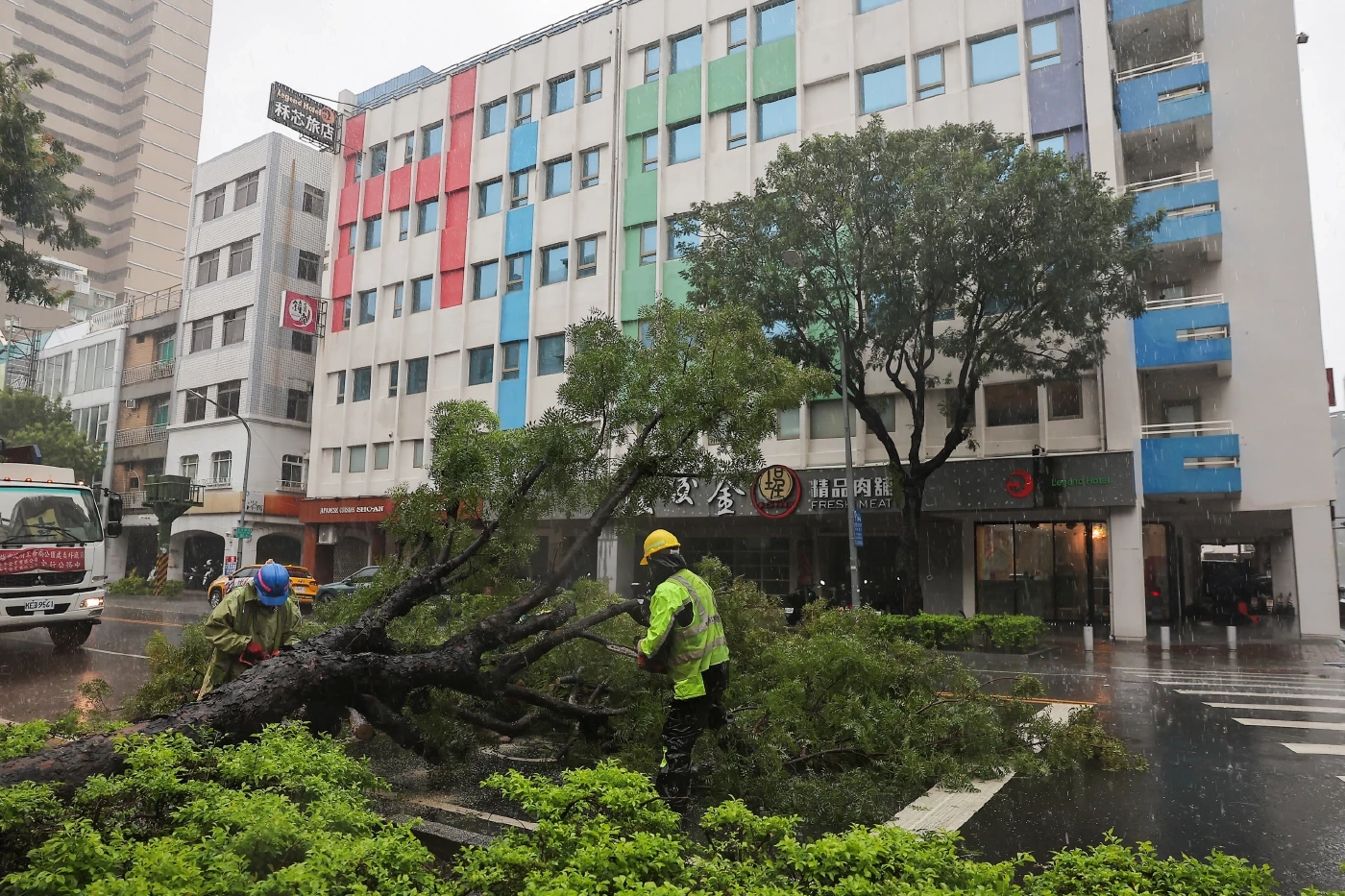 “พายุกระท้อน” ขึ้นฝั่งไต้หวัน เสียชีวิต 2 ราย เจ็บเกินร้อย
