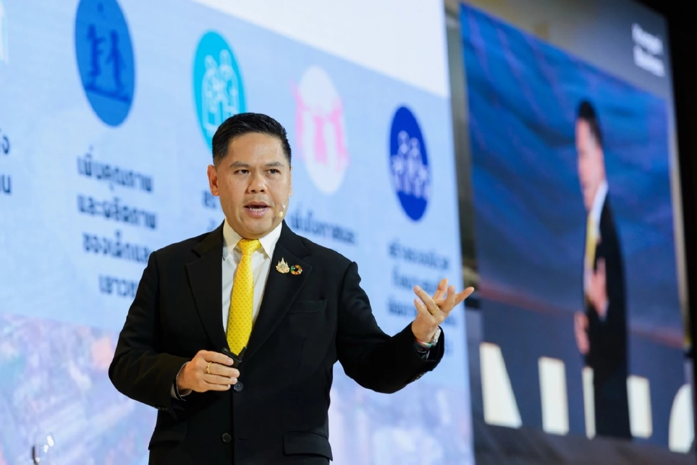 นายวราวุธ ศิลปอาชา รัฐมนตรีว่าการกระทรวงการพัฒนาสังคมและความมั่นคงของมนุษย์