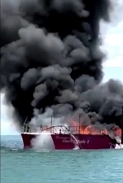 ระทึก เรือใบระเบิด ไฟลุกท่วม นทท. 22 ชีวิต รอดหวุดหวิด