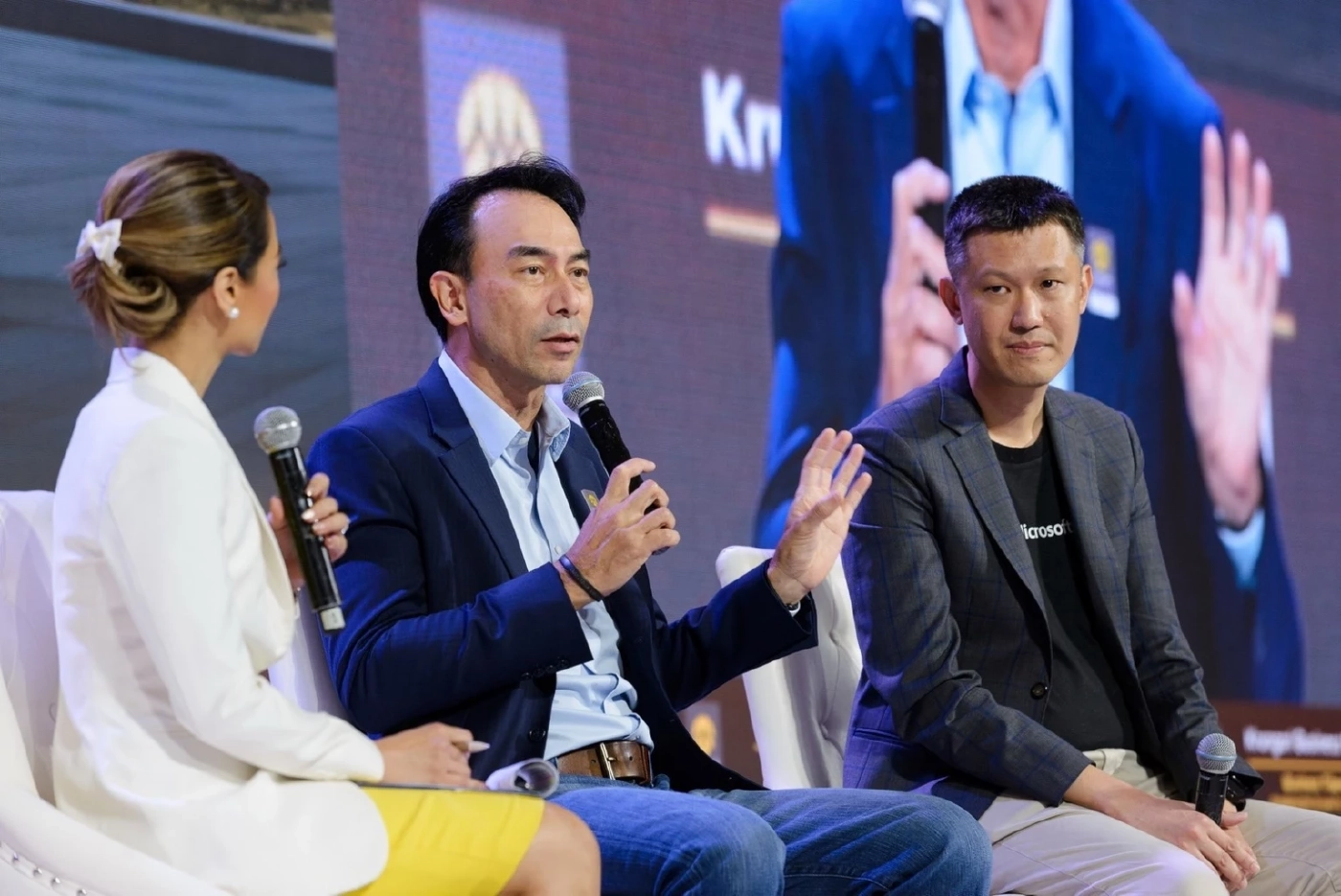 นายเชาวลิต รัตนกรไกรศรี รองกรรมการผู้จัดการ ฝ่ายเทคโนโลยีและโซลูชั่นองค์กร บริษัท ไมโครซอฟท์ (ประเทศไทย) จำกัด (ขวา) และนายตุลย์ โรจน์เสรี ประธานคณะเจ้าหน้าที่ด้านข้อมูลและการวิเคราะห์ระดับองค์กร ธนาคารกรุงศรีอยุธยา จำกัด (มหาชน) (กลาง)