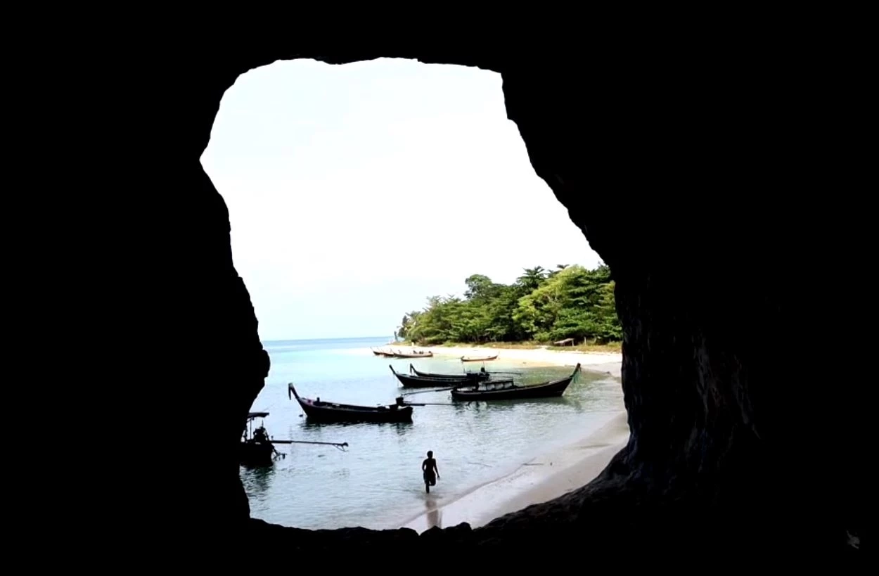 พาชมความงามท้องทะเลตรัง ที่เกาะเหลาเหลียง กับฝูงปลากะตัก แหวกว่ายแนวปะการัง