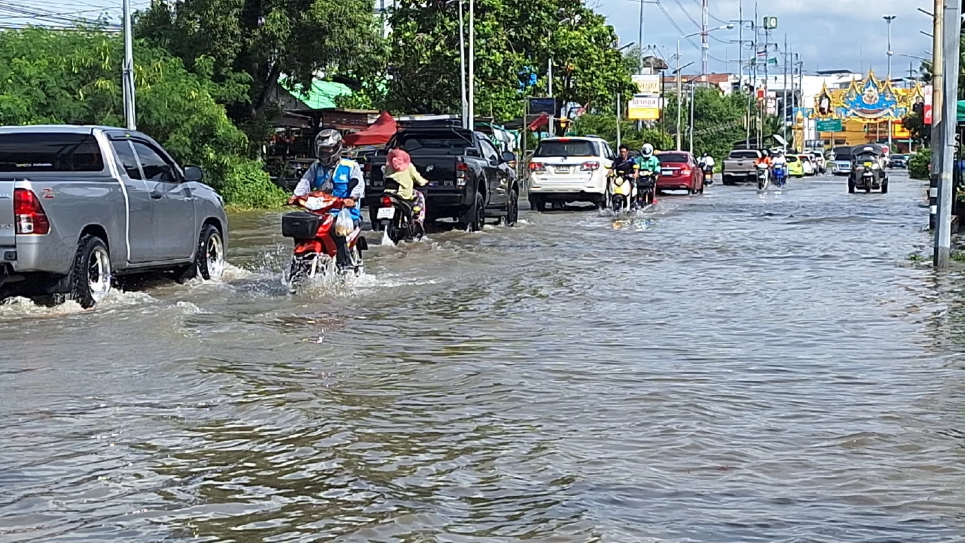 คนปากน้ำอ่วม! น้ำทะเลหนุนท่วมสมุทรปราการ ถนนหลายสายเป็นคลองในพริบตา