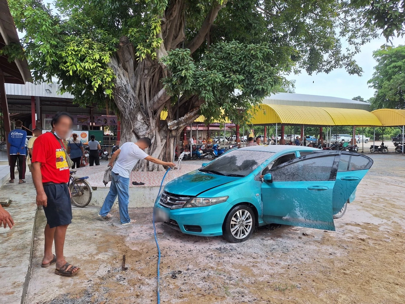 อย่าหาทำ! อย่าจอดรถคร่อมกองขยะ หวิดไหม้วอดทั้งคั้น