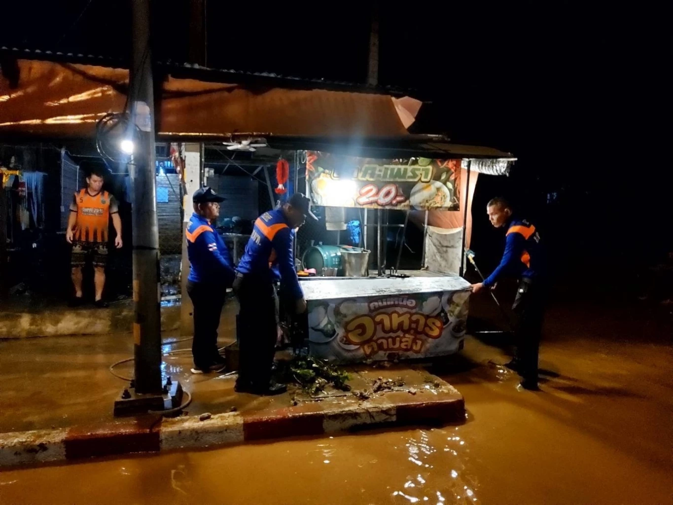 ส่ง “กำลังพล-ยุทธปกรณ์” เร่งช่วยเหลือชาวอุทัยธานี โดนน้ำท่วมฉับพลัน