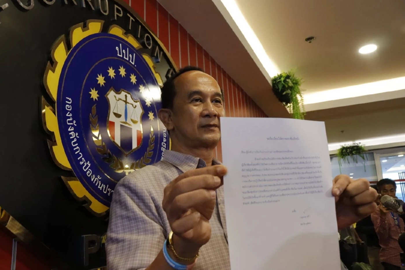 "สว.อลงกต" ร้อง ตร.เอาผิด "ขนส่งสิงห์บุรี-วิศวกรตรวจรถ" ปมรถบัส นร.มรณะ