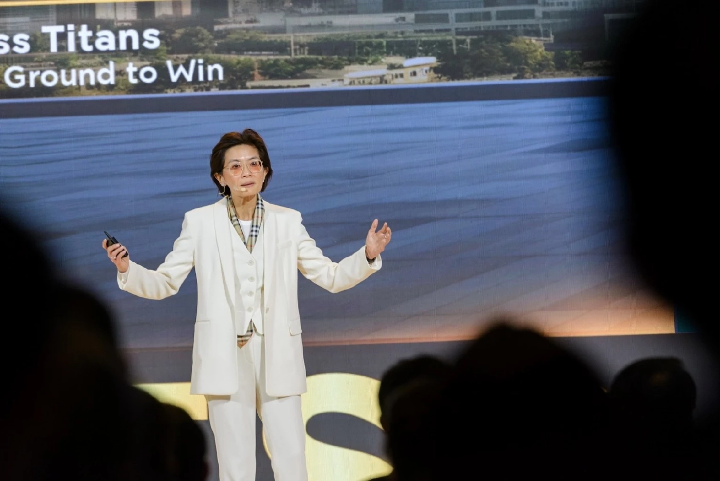 ผศ. ดร. เกษรา ธัญลักษณ์ภาคย์ กรรมการผู้จัดการ บริษัท เสนาดีเวลลอปเม้นท์ จำกัด (มหาชน)