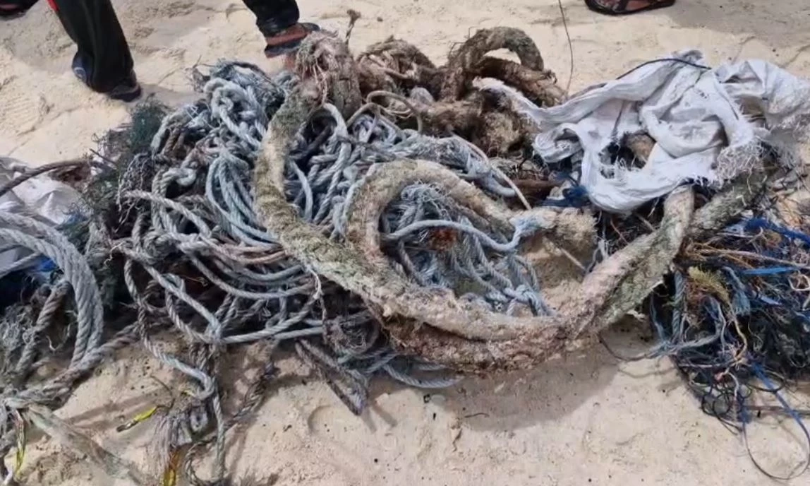 นักดำน้ำจิตอาสา ช่วยกันเก็บขยะ-เศษอวน ทำความสะอาดโลกใต้ทะเลสตูล (มีคลิป)