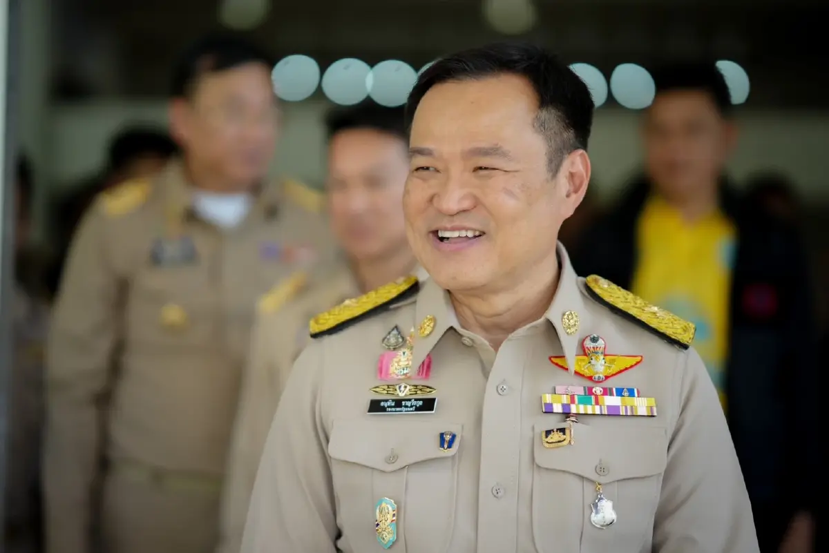 แดงไม่ได้ชนส้ม - ทักษิณเด้งโชว์สกัด “ล้มดีล”