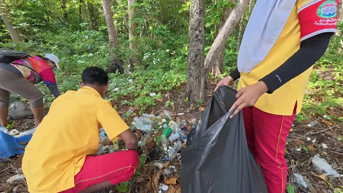 2 ชุมชนท่องเที่ยว-อุทยานฯ เก็บขยะบนเกาะเหลาเหลียง ปลูกจิตสำนึกอนุรักษ์ธรรมชาติ