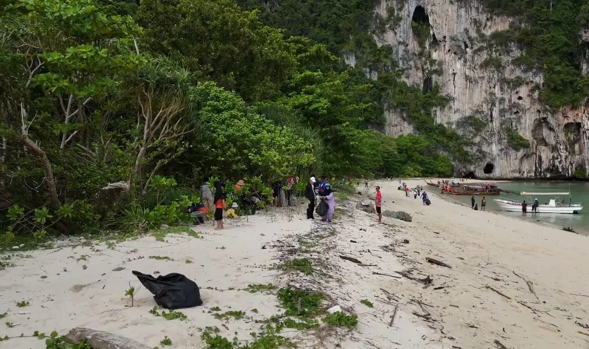 2 ชุมชนท่องเที่ยว-อุทยานฯ เก็บขยะบนเกาะเหลาเหลียง ปลูกจิตสำนึกอนุรักษ์ธรรมชาติ