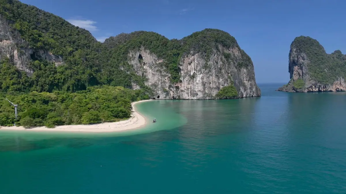 2 ชุมชนท่องเที่ยว-อุทยานฯ เก็บขยะบนเกาะเหลาเหลียง ปลูกจิตสำนึกอนุรักษ์ธรรมชาติ