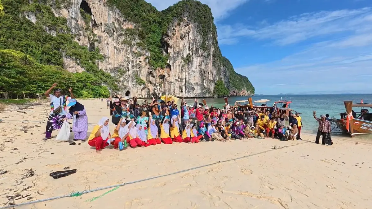 2 ชุมชนท่องเที่ยว-อุทยานฯ เก็บขยะบนเกาะเหลาเหลียง ปลูกจิตสำนึกอนุรักษ์ธรรมชาติ