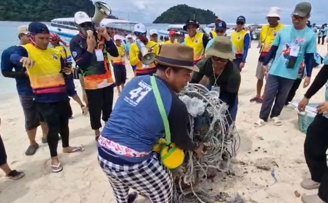 นักดำน้ำจิตอาสา ช่วยกันเก็บขยะ-เศษอวน ทำความสะอาดโลกใต้ทะเลสตูล (มีคลิป)