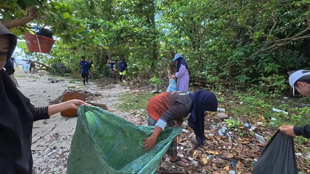 2 ชุมชนท่องเที่ยว-อุทยานฯ เก็บขยะบนเกาะเหลาเหลียง ปลูกจิตสำนึกอนุรักษ์ธรรมชาติ