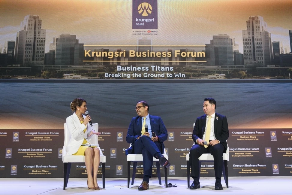 นายประกอบ เพียรเจริญ ประธานเจ้าหน้าที่ด้านลูกค้าธุรกิจขนาดใหญ่และวาณิชธนกิจ ธนาคารกรุงศรีอยุธยา จำกัด (มหาชน) (ขวา) และนายอานุช เมธา ผู้อำนวยการสำนักงานผู้แทนธนาคารพัฒนาเอเชีย ประจำประเทศไทย (กลาง)