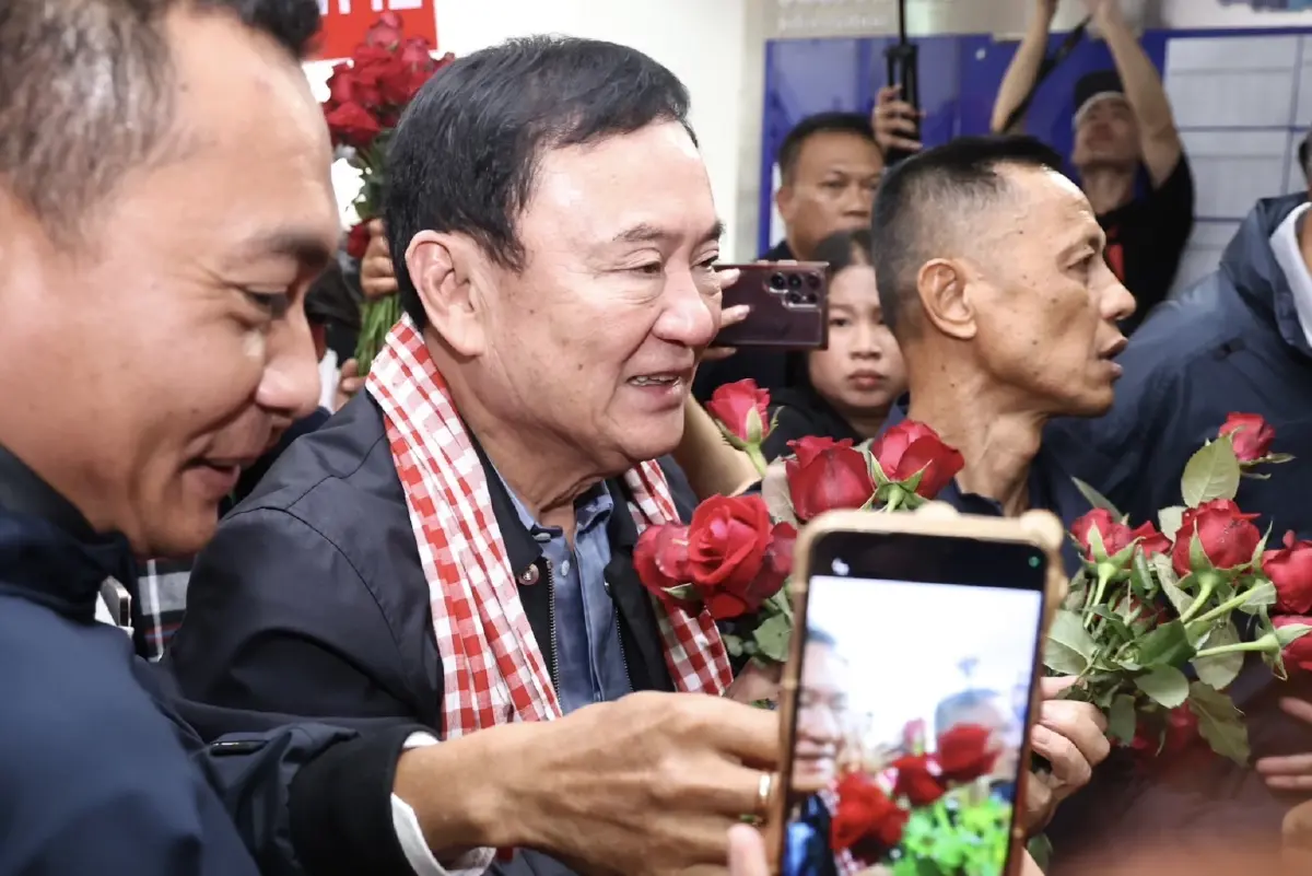 แดงไม่ได้ชนส้ม - ทักษิณเด้งโชว์สกัด “ล้มดีล”