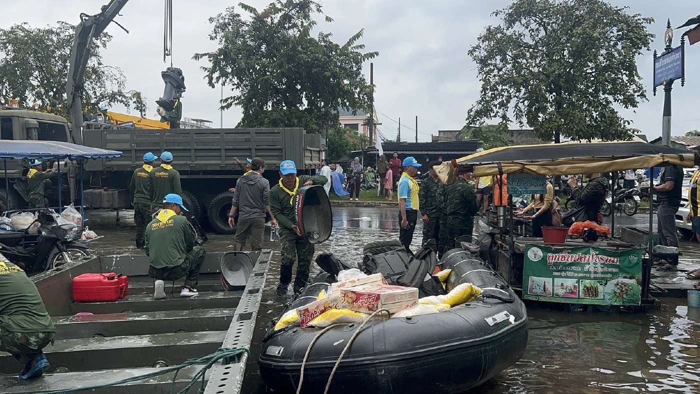 "ทหารช่างจิตอาสากองทัพบก" ลุยช่วยผู้ประสบภัยน้ำท่วมสงขลา