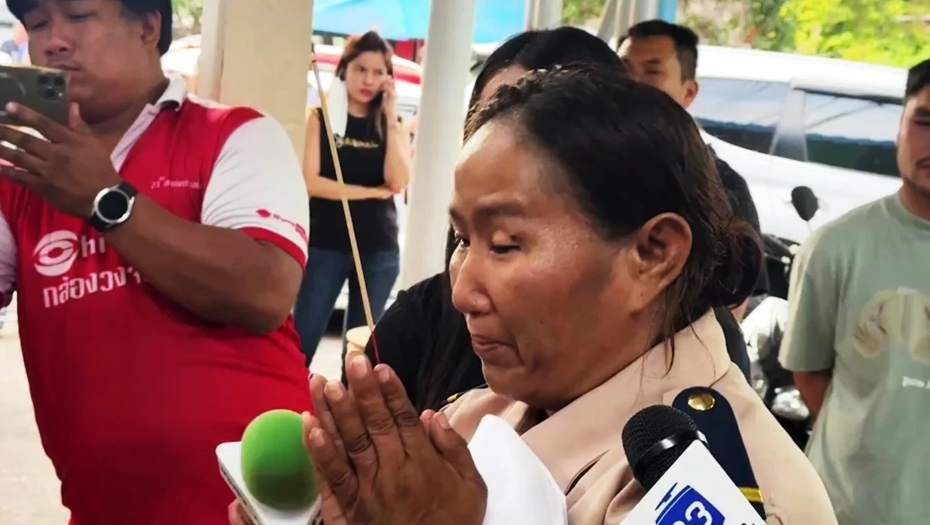 แม่มารับร่าง "แบงค์ เลสเตอร์" ไปบำเพ็ญกุศลที่วัดออเงิน ย่านสายไหม