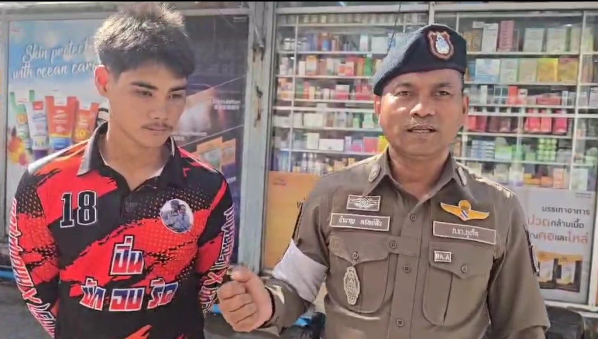 รู้ตัวแล้ว ฝรั่งไม่สนถูกล็อกล้อรถ จยย. ดึงโซ่ลากหนีทั้งคัน