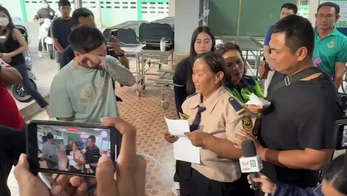 แม่มารับร่าง "แบงค์ เลสเตอร์" ไปบำเพ็ญกุศลที่วัดออเงิน ย่านสายไหม