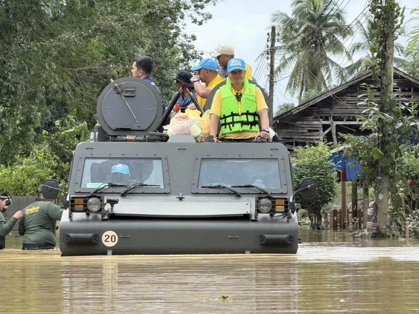 "ทหารช่างจิตอาสากองทัพบก" ลุยช่วยผู้ประสบภัยน้ำท่วมสงขลา