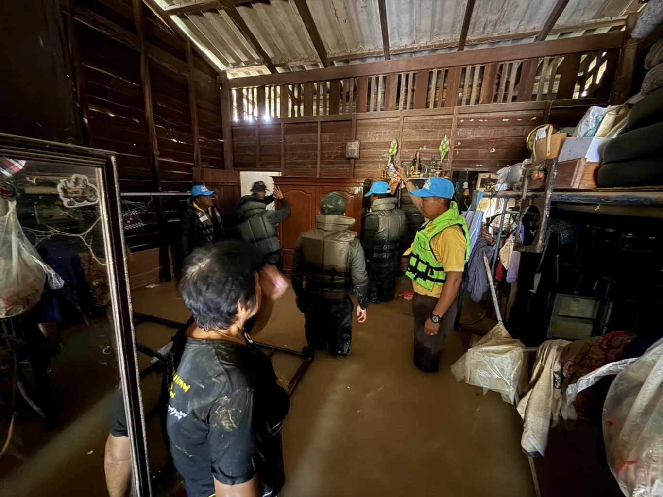 "ทหารช่างจิตอาสากองทัพบก" ลุยช่วยผู้ประสบภัยน้ำท่วมสงขลา